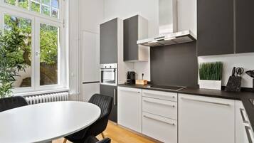 Coffee/tea maker, fridge, microwave, oven