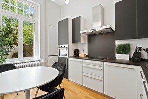 Kühlschrank, Mikrowelle, Ofen, Herdplatte