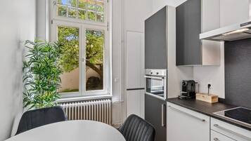 Køleskab, mikrobølgeovn, ovn, kogeplade