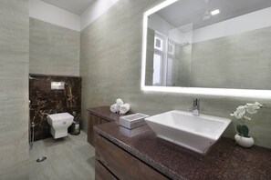 Duschwanne, Haartrockner, Handtücher, Seife