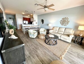 Een smart-tv en tafelvoetbal