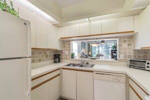 Fridge, microwave, oven, stovetop - Comfy Florida Condo near Beach in Bradenton Florida (Bradenton)