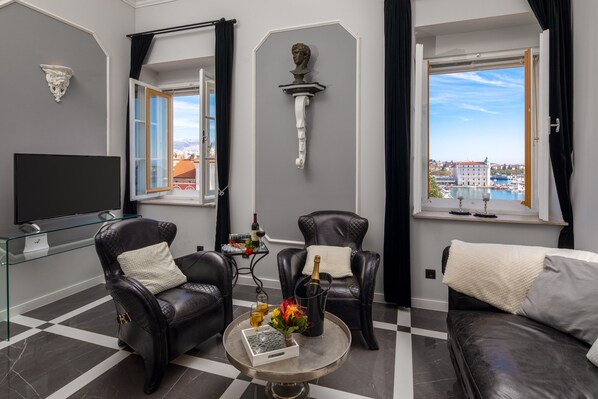 Panoramic-Apartment | Badezimmer | Dusche, kostenlose Toilettenartikel, Haartrockner, Seife