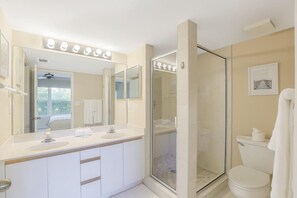 Apartment, Mehrere Betten (Alluring condo with pool, tennis and ) | Badezimmer