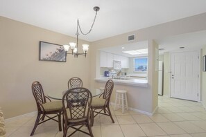 Appart'hôtel, plusieurs lits (Alluring condo with pool, tennis and ) | Cuisine privée