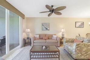 Appart'hôtel, plusieurs lits (Alluring condo with pool, tennis and ) | Salle de séjour