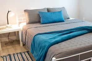 5 bedrooms, in-room safe, desk, iron/ironing board - Staycation House | Modern and Spacious (Austin)