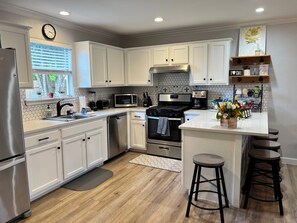 Fridge, microwave, oven, stovetop - Staycation House | Modern and Spacious (Austin)