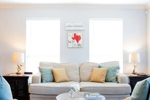 Smart TV, table football, books, music library - Staycation House | Modern and Spacious (Austin)