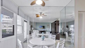 Hus (Sunset House 403 North) | Restauranger