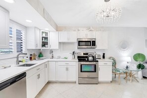 コンドミニアム キングベッド 1 台ソファーベッド付き (Beautiful condo with pools, spas, ten) | 専用キッチン