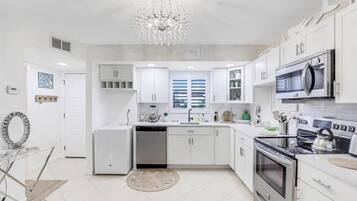 Condo, 1 King Bed with Sofa bed (Beautiful condo with pools, spas, ten) | Private kitchen