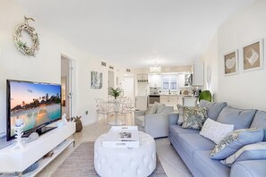 Condo, 1 giường cỡ king và sofa giường (Beautiful condo with pools, spas, ten) | Phòng khách