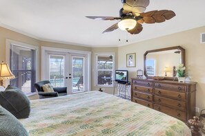 Hus, flere senger (Southern exposure waterfront home wit) | 3 soverom