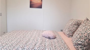 1 slaapkamer, een strijkplank/strijkijzer, wifi, beddengoed