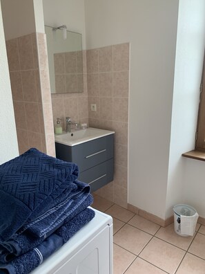 Dusche, umweltfreundliche Kosmetikartikel, Haartrockner, Handtücher