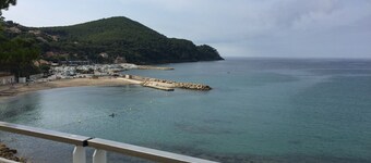 Apartment 2 minutes' walk from the beach at La Madrague tranche basse