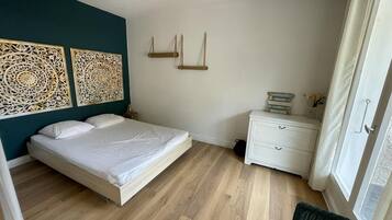 1 habitación, tabla de planchar con plancha y wifi