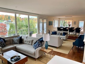 Smart TV, chimenea, futbolito y tenis de mesa
