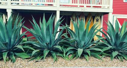 Cozy Bungalow located 2 blocks from the beach-