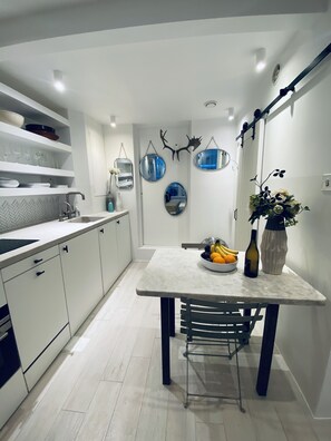 Fridge, oven, stovetop, dishwasher - Luxury Studio Flat just off Exmouth Market (London)