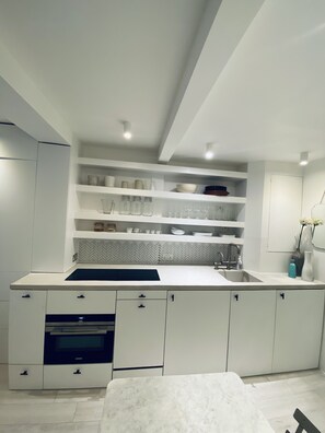 Geladeira, fogão, cooktop, lava-louças