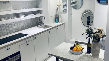 Fridge, oven, stovetop, dishwasher