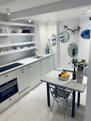 Fridge, oven, stovetop, dishwasher