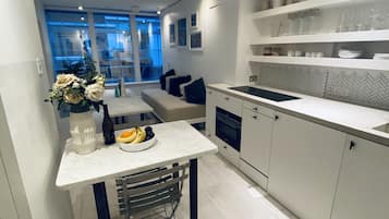 Fridge, oven, stovetop, dishwasher