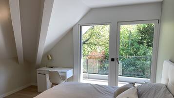 5 makuuhuonetta, työpöytÀ, silitysrauta/-lauta, vauvan matkasÀnky