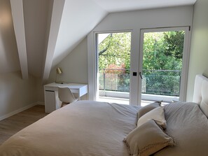 5 bedrooms, desk, iron/ironing board, travel cot