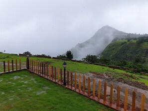 Property grounds - Valley View Home Stay (Gaganbavda)
