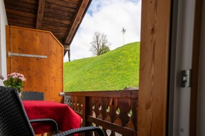 Outdoor dining - Ferienwohnung Ramsau Mitte, 46qm, Separates Schlafzimmer, Balkon, W-lan (Ramsau bei Berchtesgaden)