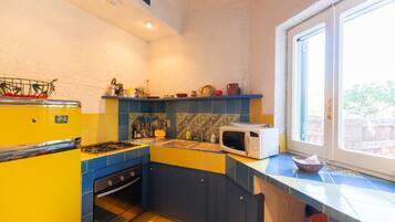 Fogão, cooktop, talheres/pratos/utensílios de cozinha