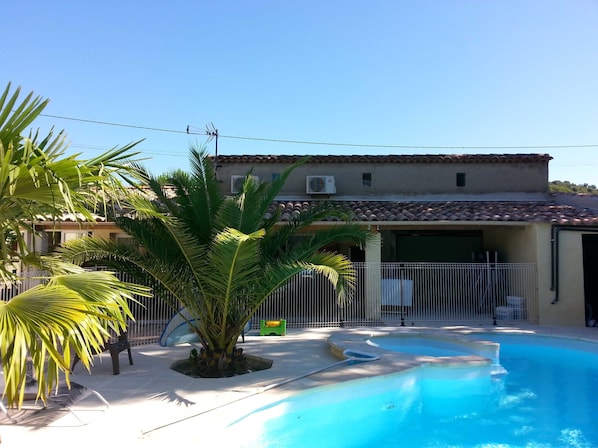 Outdoor pool - Gîte l'Amandier. Swimming pool, air conditioning in Vallon Pont d'Arc (Vallon-Pont-d'Arc)