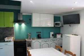 Réfrigérateur, micro-ondes, four, plaque de cuisson