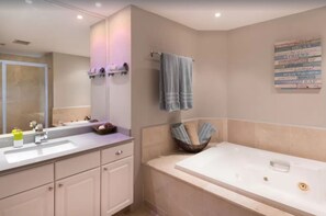 Bathtub, jetted bath, hair dryer, towels - Cozumel oceanfront beauty - Relax with a view (San Miguel de Cozumel)