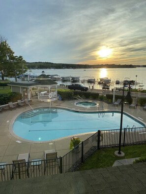 Alberca al aire libre y alberca climatizada