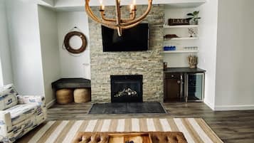 Smart TV, fireplace