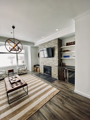 Smart TV, fireplace