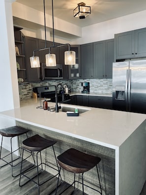 Refrigerador, microondas, horno y parrilla de estufa