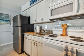 Réfrigérateur, four à micro-ondes, un four, surface de cuisson