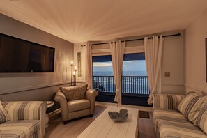 Téléviseur, lecteur de DVD, bureau