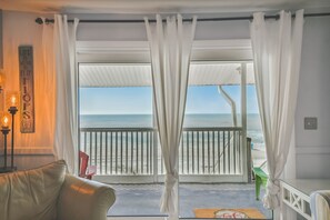 Téléviseur, lecteur de DVD, bureau