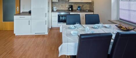 ثلاجة، فرن، غسالة أطباق، ماكينة لصنع القهوة/الشاي