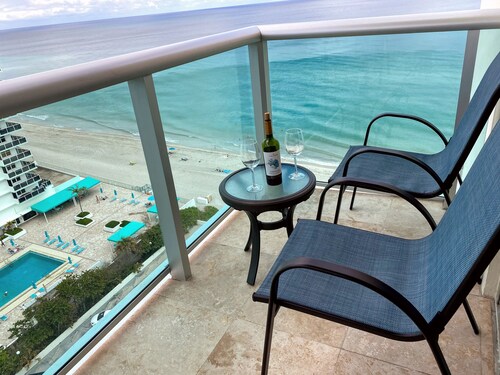 2bd/2bth Directly on the beach with spectacular, ocean views from the 15th floor