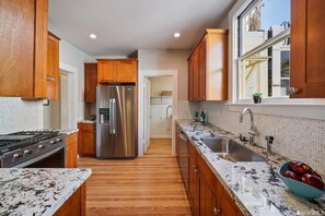 Fridge, microwave, oven, stovetop - Tastefully remodeled ocean-view flat (SF)