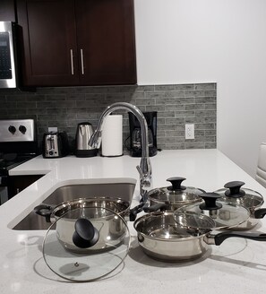 雪櫃、微波爐、焗爐、爐具