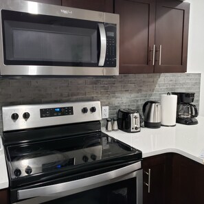 Réfrigérateur, micro-ondes, four, plaque de cuisson