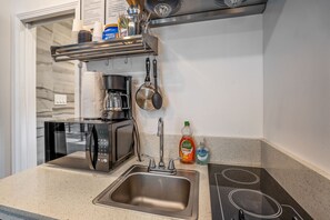 Kühlschrank, Mikrowelle, Ofen, Herdplatte